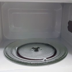 FOUR MICRO-ONDE 20 LITRES 700 WATTS