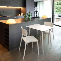 Chaise 4 pieds en polypropylène avec fibre de verre